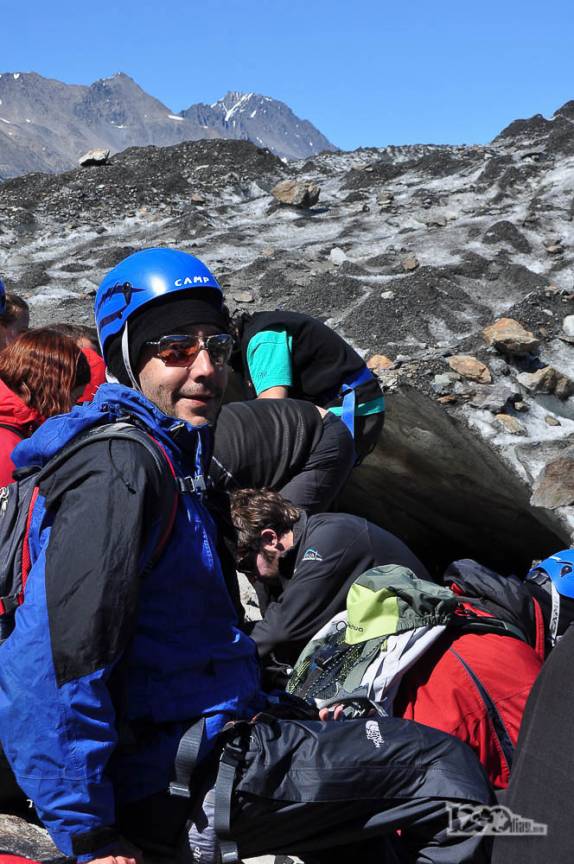 Colocando nossos equipamentos para poder caminhar no glaciar Viedma, no Parque Nacional Los Glaciares, região de El Chaltén, no sul da Argentina